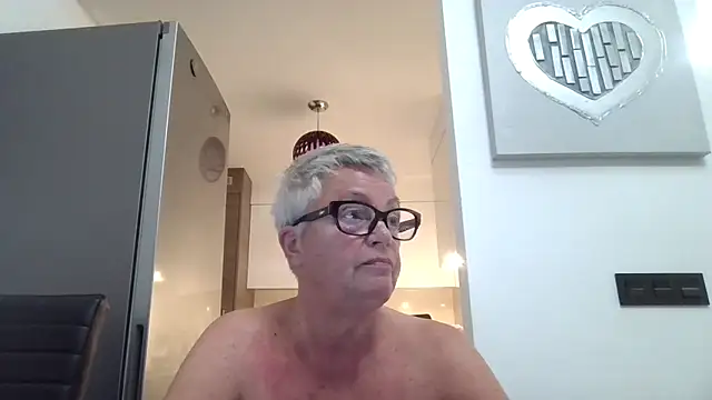 GrannyChrissy68 online show from 1, 10, 2025