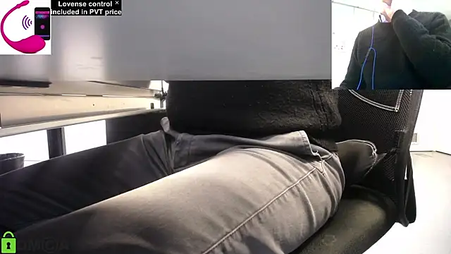 Snapshot of pliko chatting on 11, 3, 2025 pliko online show from 11, 3, 2025