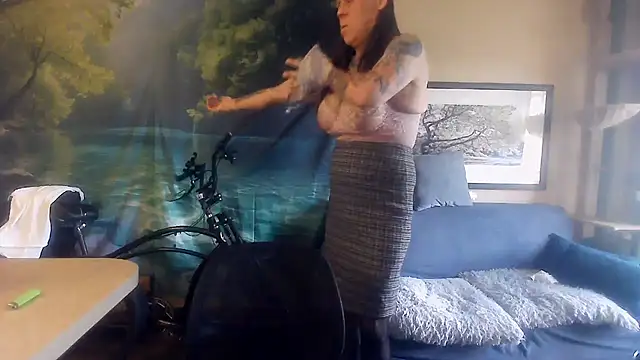 LovingLori online show from 4, 6, 2026