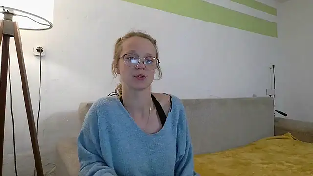Snapshot of little-leni chatting on 8, 5, 2026 little-leni online show from 8, 5, 2026