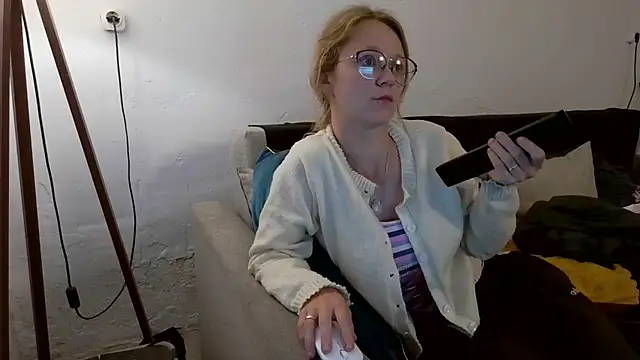 Snapshot of little-leni chatting on 2, 6, 2026 little-leni online show from 2, 6, 2026