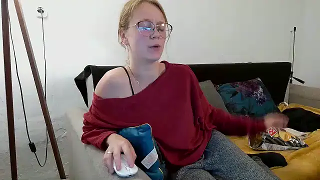 Snapshot of little-leni chatting on 9, 5, 2026 little-leni online show from 9, 5, 2026