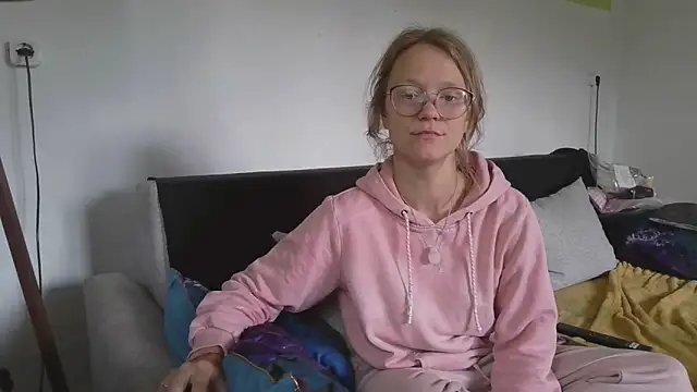 Snapshot of little-leni chatting on 13, 5, 2026 little-leni online show from 13, 5, 2026
