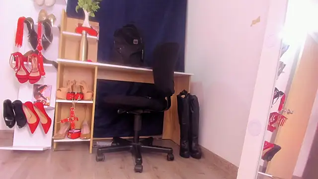 MIss Kendall  online show from 16, 11, 2025