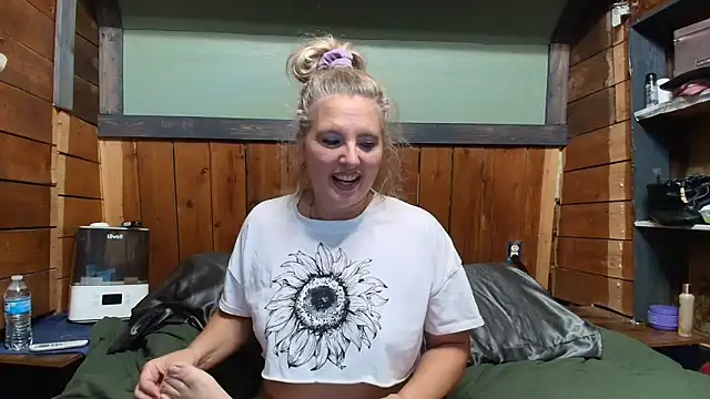 Snapshot of lisaxlovexxx chatting on 2, 4, 2026 lisaxlovexxx online show from 2, 4, 2026