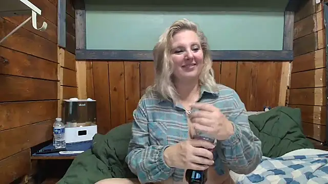 Snapshot of lisaxlovexxx chatting on 7, 3, 2026 lisaxlovexxx online show from 7, 3, 2026