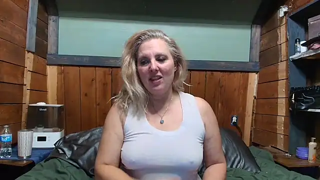 Snapshot of lisaxlovexxx chatting on 5, 4, 2026 lisaxlovexxx online show from 5, 4, 2026