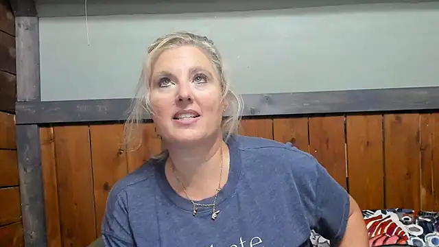 Snapshot of lisaxlovexxx chatting on 3, 10, 2025 lisaxlovexxx online show from 3, 10, 2025