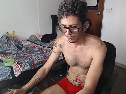 Snapshot of alisterxxx chatting on 8, 7, 2026 alisterxxx online show from 8, 7, 2026