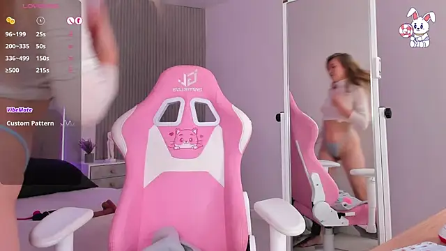 Snapshot of VirginChloe chatting on 5, 12, 2025 VirginChloe online show from 5, 12, 2025