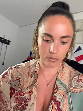 Clara-xoxo online show from 27, 6, 2026