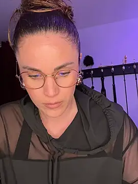 Clara-xoxo online show from 4, 3, 2025