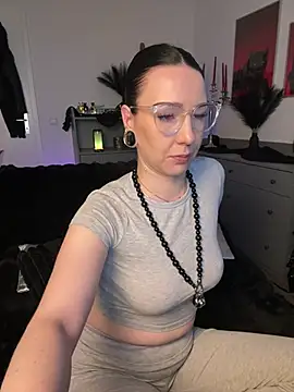 Trixie-Tainted online show from 10, 2, 2026