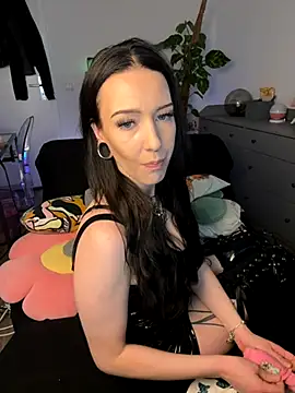 Trixie-Tainted online show from 28, 10, 2025