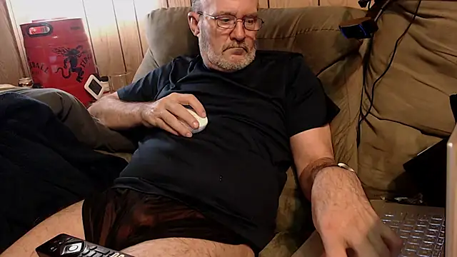 Snapshot of snickers1 chatting on 22, 12, 2025 snickers1 online show from 22, 12, 2025