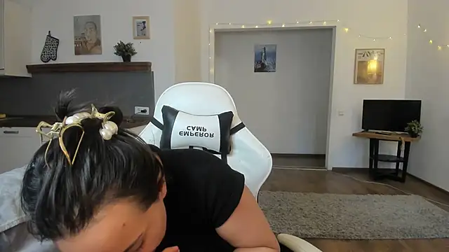 Tiffany Flynn online show from 24, 1, 2025