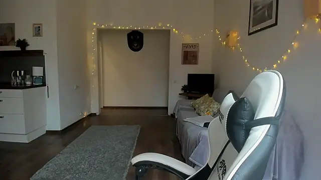 Tiffany Flynn online show from 31, 1, 2025