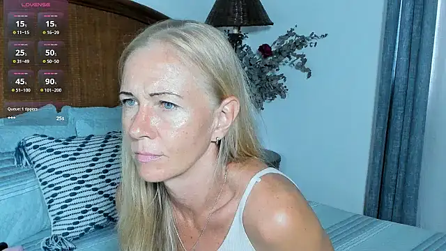 Snapshot of Christine_35 chatting on 5, 7, 2026 Christine 35 online show from 5, 7, 2026