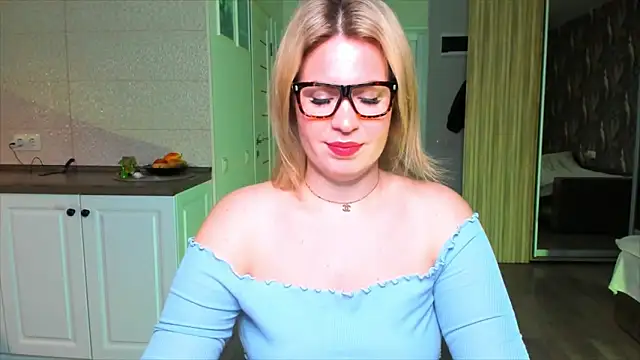 Snapshot of HotTiffani chatting on 5, 11, 2025 HotTiffani online show from 5, 11, 2025