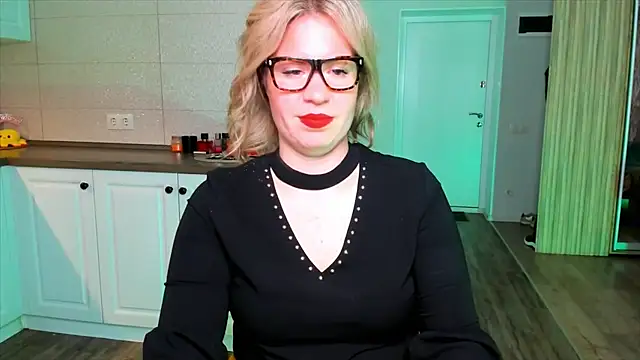 Snapshot of HotTiffani chatting on 8, 10, 2025 HotTiffani online show from 8, 10, 2025