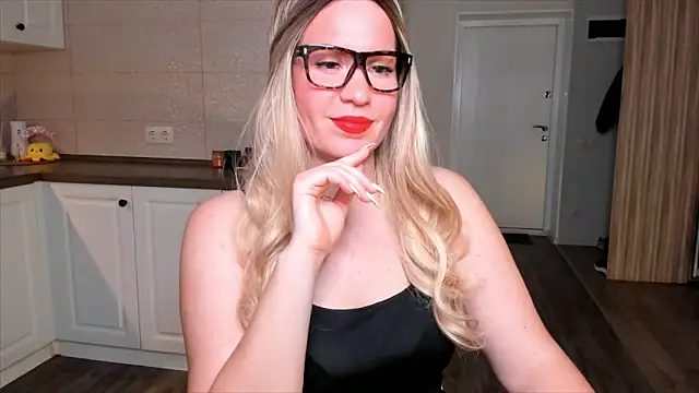 Snapshot of HotTiffani chatting on 4, 10, 2025 HotTiffani online show from 4, 10, 2025