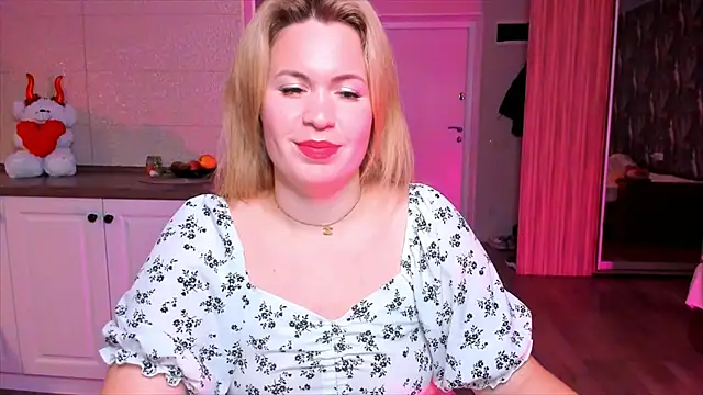 Snapshot of HotTiffani chatting on 8, 11, 2025 HotTiffani online show from 8, 11, 2025