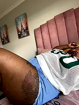 Snapshot of MissLola27 chatting on 30, 11, 2025 MissLola27 online show from 30, 11, 2025