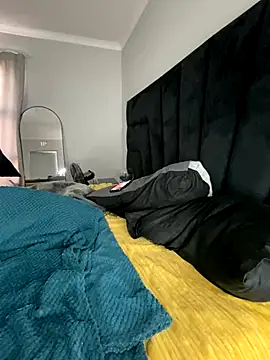 Snapshot of MissLola27 chatting on 30, 10, 2025 MissLola27 online show from 30, 10, 2025