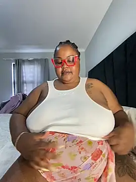 Snapshot of MissLola27 chatting on 4, 11, 2025 MissLola27 online show from 4, 11, 2025