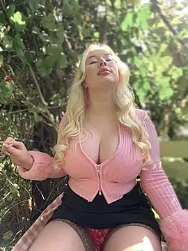 LaraHollywood online show from 22, 9, 2025