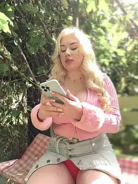 LaraHollywood online show from 20, 9, 2025