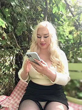 LaraHollywood online show from 21, 9, 2025