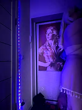 LaraHollywood online show from 25, 11, 2025