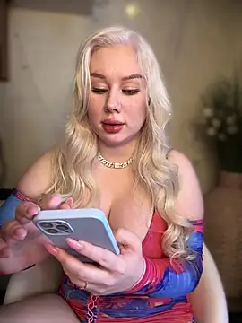 LaraHollywood online show from 4, 10, 2025