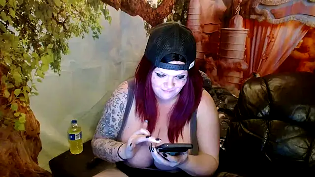 HoneyChambers online show from 4, 11, 2025