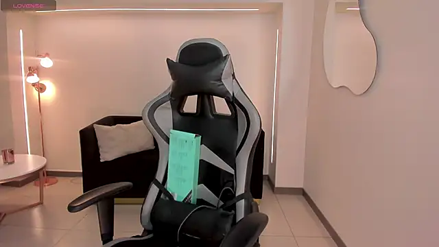 EllaClark online show from 10, 11, 2025