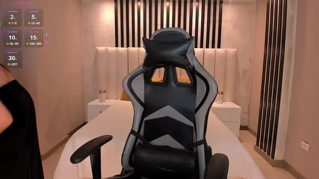 EllaClark online show from 23, 11, 2025