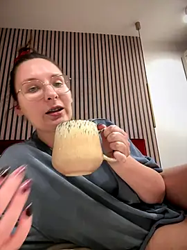 Snapshot of The_Snowwhitee chatting on 30, 11, 2025 The Snowwhitee online show from 30, 11, 2025