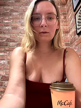 Snapshot of The_Snowwhitee chatting on 10, 9, 2025 The Snowwhitee online show from 10, 9, 2025