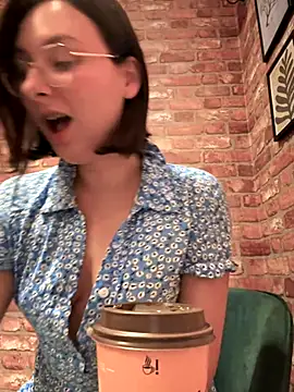 Snapshot of The_Snowwhitee chatting on 25, 9, 2025 The Snowwhitee online show from 25, 9, 2025