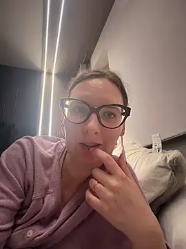 Snapshot of The_Snowwhitee chatting on 23, 5, 2026 The Snowwhitee online show from 23, 5, 2026