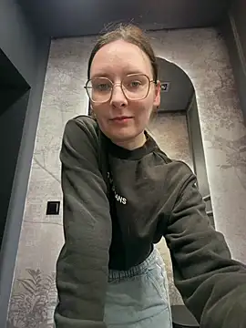 Snapshot of The_Snowwhitee chatting on 19, 4, 2026 The Snowwhitee online show from 19, 4, 2026