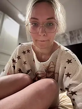 Snapshot of The_Snowwhitee chatting on 16, 2, 2025 The Snowwhitee online show from 16, 2, 2025