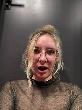 Snapshot of The_Snowwhitee chatting on 19, 2, 2025 The Snowwhitee online show from 19, 2, 2025