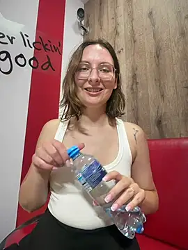Snapshot of The_Snowwhitee chatting on 2, 7, 2026 The Snowwhitee online show from 2, 7, 2026