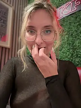 Snapshot of The_Snowwhitee chatting on 22, 2, 2025 The Snowwhitee online show from 22, 2, 2025