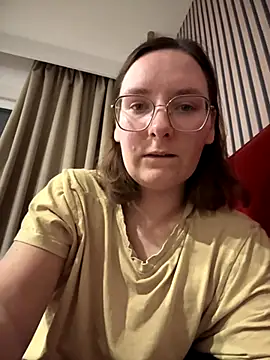 Snapshot of The_Snowwhitee chatting on 12, 11, 2025 The Snowwhitee online show from 12, 11, 2025