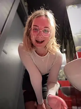 Snapshot of The_Snowwhitee chatting on 3, 2, 2025 The Snowwhitee online show from 3, 2, 2025