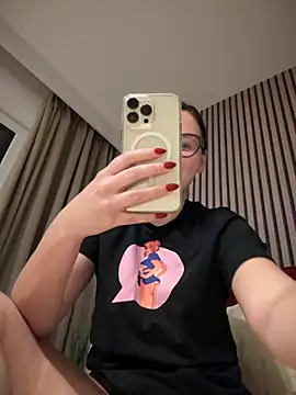 Snapshot of The_Snowwhitee chatting on 12, 10, 2025 The Snowwhitee online show from 12, 10, 2025