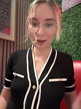 Snapshot of The_Snowwhitee chatting on 13, 3, 2025 The Snowwhitee online show from 13, 3, 2025